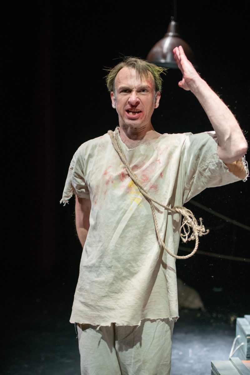 Mit gefesselten Fäusten